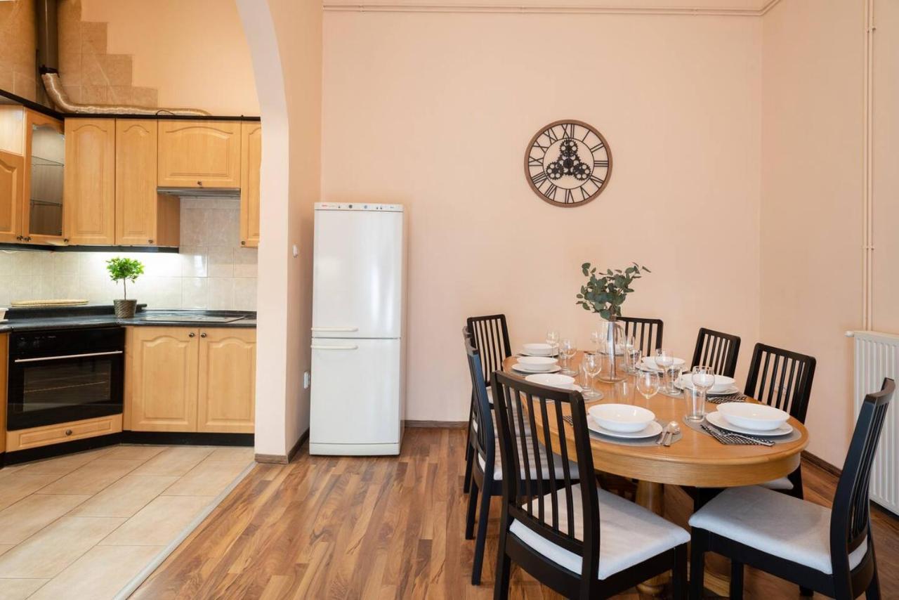 Central And Large Ac Home Away From Home Budapest Exteriör bild