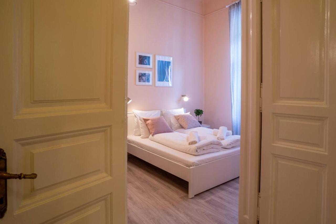 Central And Large Ac Home Away From Home Budapest Exteriör bild